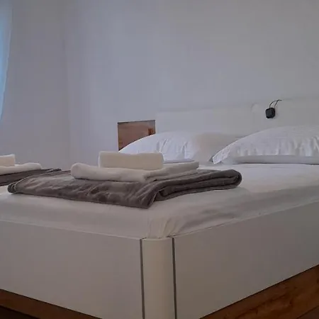 House Emjalemi * Pula