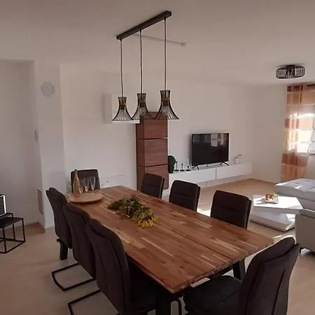 House Emjalemi Apartamento