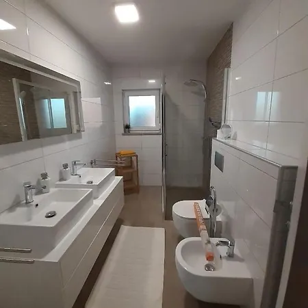 House Emjalemi Daire *