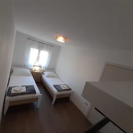 Apartment House Emjalemi Pula