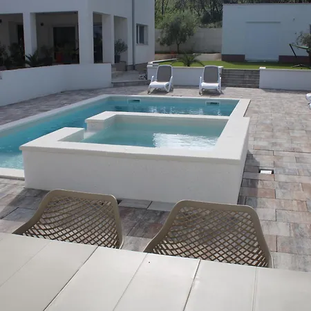 House Emjalemi * Pula