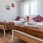 House Emjalemi * Πούλα