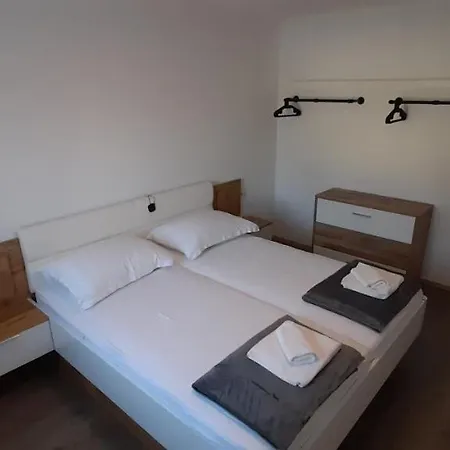 House Emjalemi * Pula