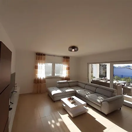 Apartament House Emjalemi *