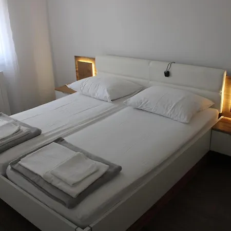 Apartment House Emjalemi Pula