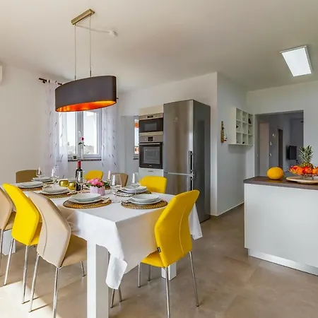 House Emjalemi * Pula