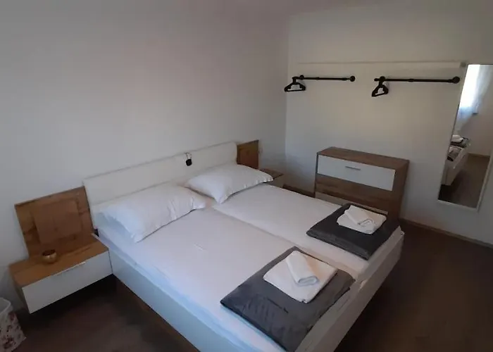 House Emjalemi * Pula
