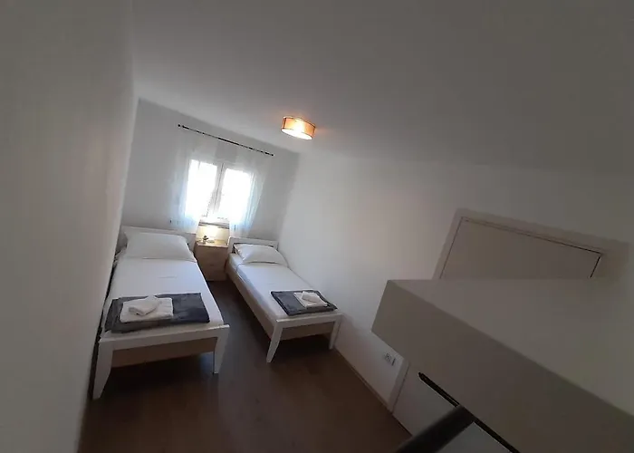 Apartment House Emjalemi Pula