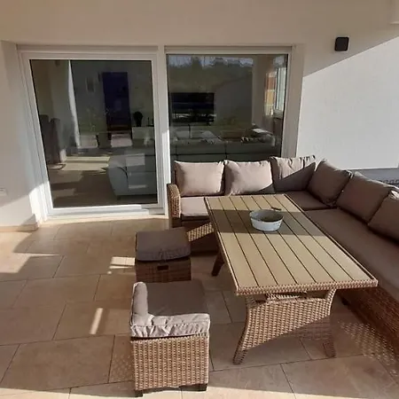 House Emjalemi 풀라