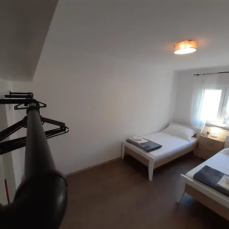 House Emjalemi 풀라